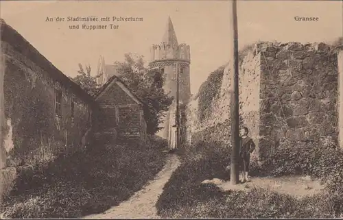 AK Gransee Sur le mur de la ville avec tour de poudre et la porte Ruppiner, couru en 1922