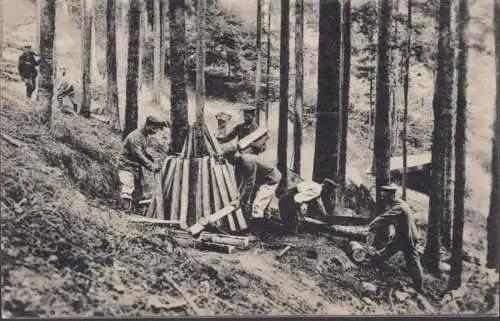 AK Deutsche Soldaten als Köhler, Brennen der Holzkohle im Felde, Feldpost, gelaufen 1916