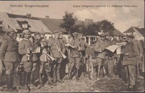 AK Östlicher Kriegsschauplatz Unsere Feldgrauen studieren die Amtlichen Nachrichten Feldpost, gelaufen 1915