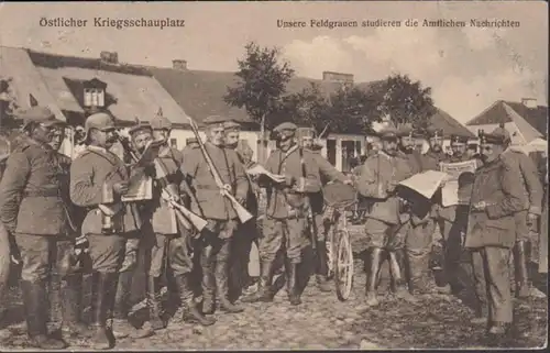 AK Scène de guerre orientale Nos Gris de champ étudient les Nouvelles officielles Post de terrain, couru en 1915