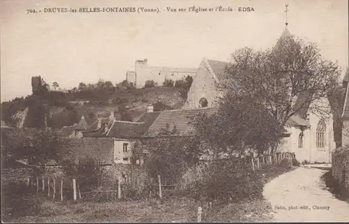 CPA Druyes-les-Belles Fontaines Vue sur l'Eglise et l 'École, non circulaire