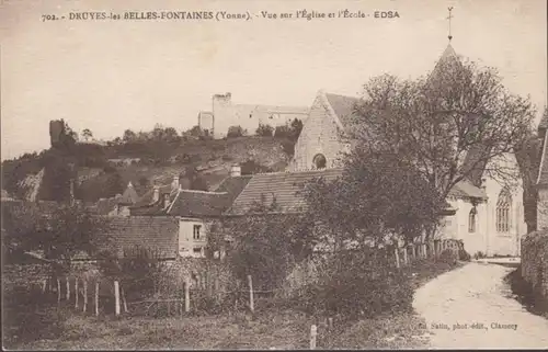 CPA Druyes-les-Belles Fontaines Vue sur l'Eglise et l'Ecole, non circulé