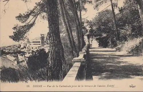 CPA Digne-les-Bains Vue de la Cathedrale prise de la terrasse de l'ancien Eveche, non circulé