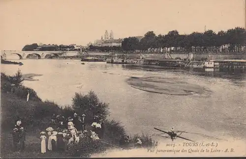 CPA Tours Vue panoramique des Quais de la Loire, non circulé