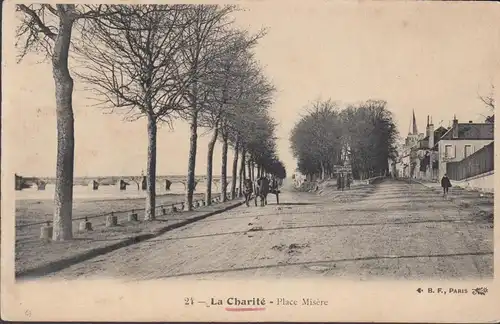 CPA La Charité sur Loire Place Misérie, circulé