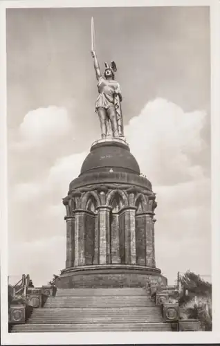 Monument à Hermann, incurvé