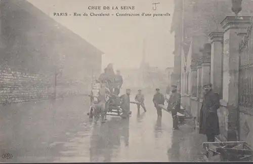 CPA Crue de la Seine Paris Rue du Chevaleret Construction d'une passelle, non circulaire