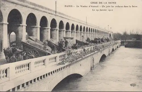 CPA Crue de la Seine Paris Le Viaduc d'Auteuil Oh jette les ordures dans la Seine, non circulé