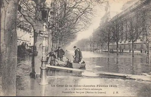 CPA La Crue de la Seine L'Avenue d'Antin submergée Passerelle et barques, non circulaire