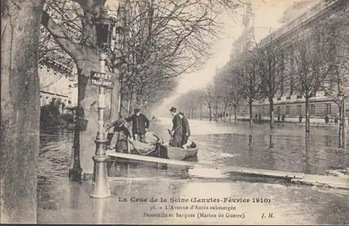 CPA La Crue de la Seine L'Avenue d'Antin submergée Passerelle et barques, non circulé