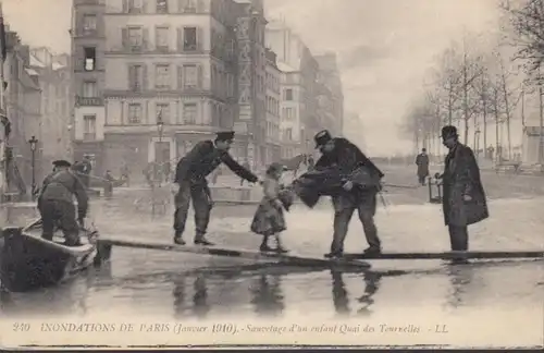 CPA Inondations de Paris Sauvage d'un enfant Quai des Tournelles, non circulaire