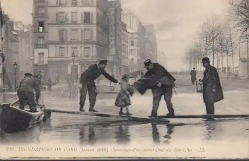 CPA Inondations de Paris Sauvetage d'un enfant Quai des Tournelles, non circulé