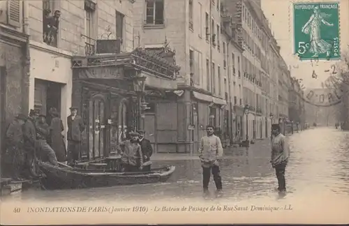 CPA Inondations de Paris Le Bateau de Passage de la Rue Saint Dominique, circulé 1910