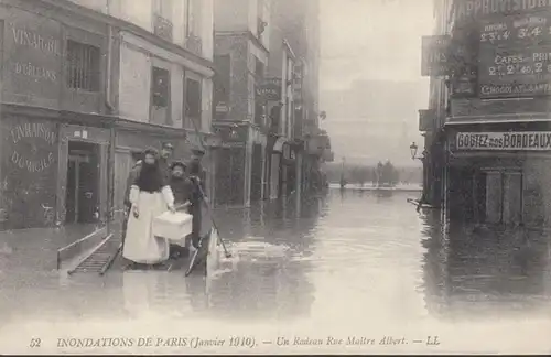 CPA Inondations de Paris Un Radeau Rue Maitre Albert, non circulaire