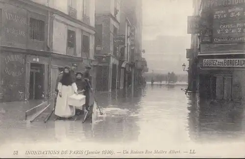 CPA Inondations de Paris Un Radeau Rue Maitre Albert, non circulé