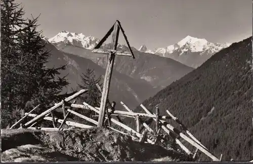 Croix sur le chemin Riederalp Bettmeralpe, incurvée