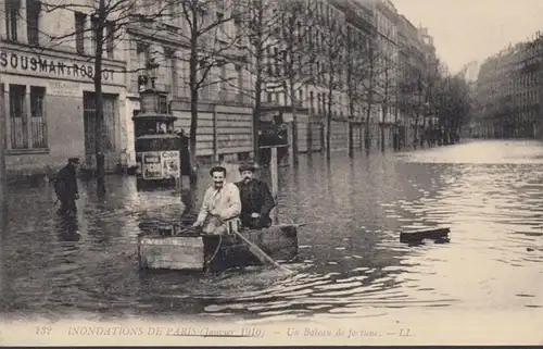 Inondation de Paris Un Bateau de fortune, non circulaire