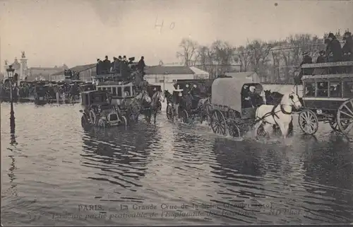 La Grande Crue de la Seine La seule partie praticable de l'Esplanade, non circulé