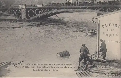 Inondation de Paris Port St. Nicolas Repêchage des pièces de vin par les douanes, non circulaire