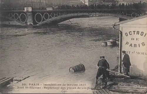 Inondation de Paris Port St. Nicolas Repêchage des pièces de vin par les douaniers, non circulé