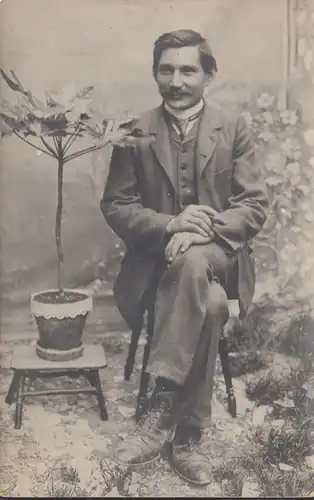 Portraitbild eines Mannes mit Zigarre, ungelaufen