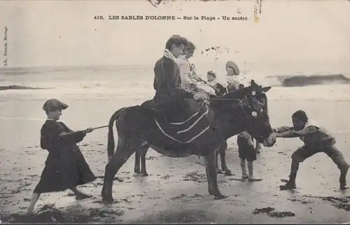 Les Sables D'Olonne Sur la Plage Unnette, circulé 1905