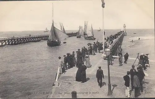 Trouville-sur-Mer Les Jetées au moment de la marée, non circulé