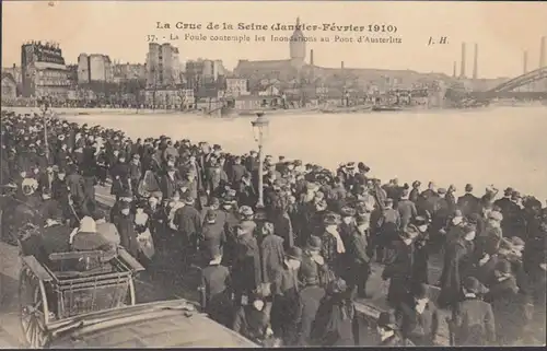 Paris Crue de la Seine La Foule contemple les Inondations au Pont Austerlitz, non circulaire