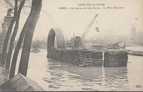 Postcard Crue de la Seine Paris Les Travaux du tube Berlier Le Pont Alexandre, non circulé