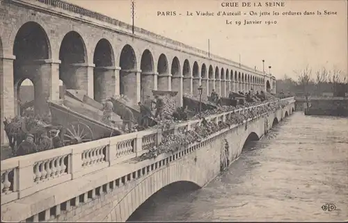 Paris Crue de la Seine, Le Viaduc d'Auteuil Oh jette les ordures dans la Seine, non circulé