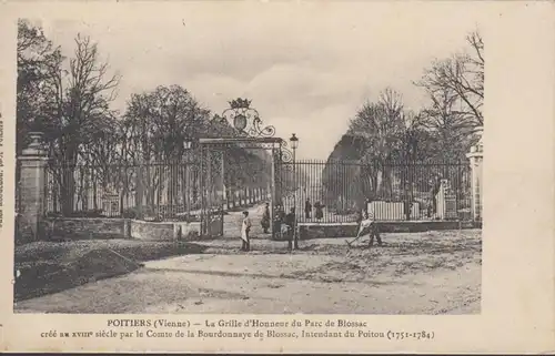 Poitiers, La Grille d'Honneur du Parc de Blossac, non circulaire