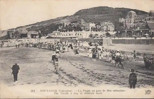 CPA Houlgate, La Plage un jour de fête enfantine, circulé