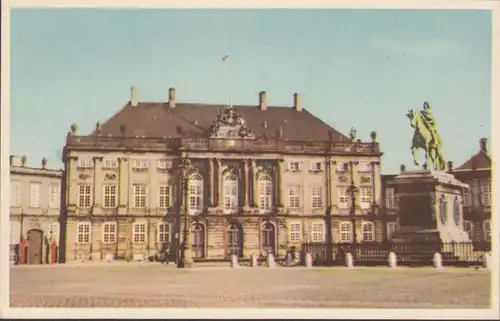 Kobenhavn, Amalienborg Slot med den beromte Statue af Kong Frederik, ungelaufen