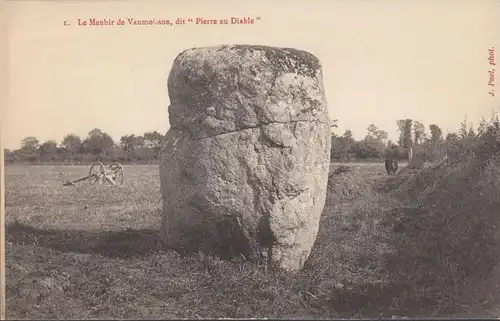 Carolles, Le Menhir de Vaumoisson, dit Pierre au Diable, incurvé