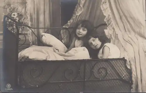 Portrait de deux enfants au lit, couru en 1907