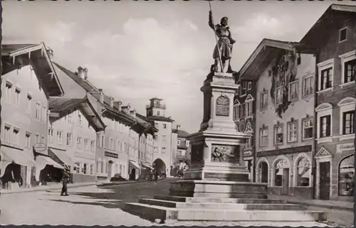 Bad Tölz, Obere Marktstraße mit Winzerer Denkmal, gelaufen 1956