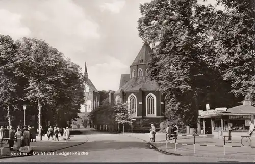 Nord, marché avec l'église Ludgeri, incurvée