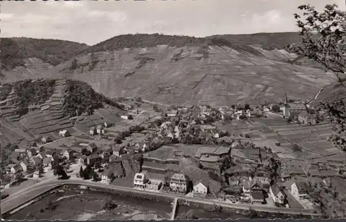 Mayschoss, vue de la Saffenburg sur l'église et le monastère, couru en 1956