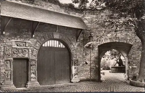 Remagen, Romanisches Portal, Marienbrunnen, ungelaufen