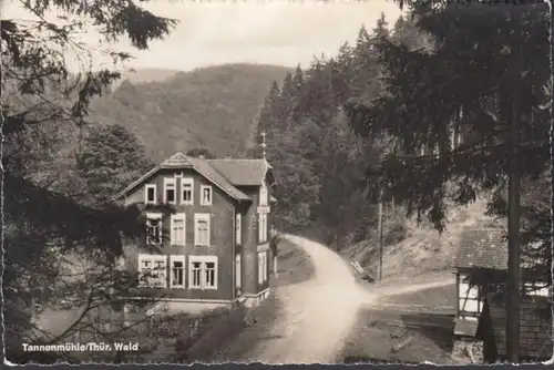 Arrière-plan d'écluse, porte de moulin à tanner. Forêt, incurvée