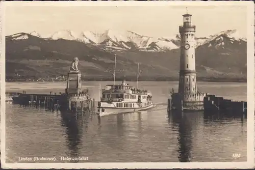 Lindau am Bodensee, Hafeneinfahrt, Dampfer Augsburg, gelaufen