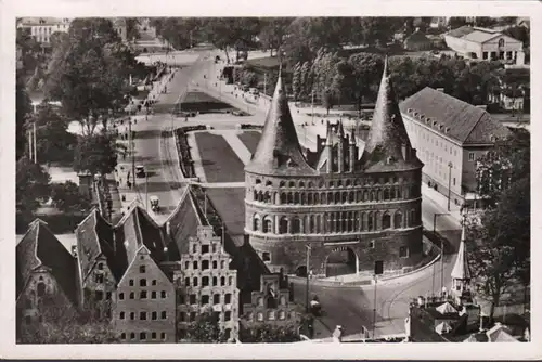 Lübeck, Blick vom Petri- Kirchturm auf das Holstentor, gelaufen 195?