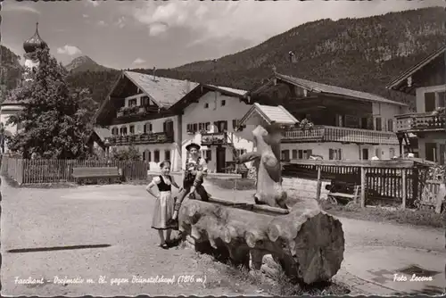 Farchant, motif du village avec vue sur la tête brune, couru