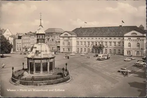 Wismar, Markt mit Wasserkunst und Rathaus, gelaufen