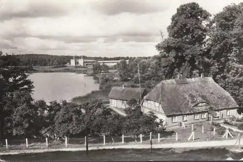 Monastère, maison de pêche au bord du lac, non-roulé