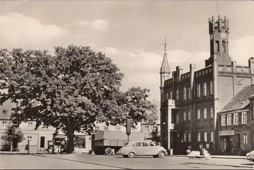 Kyritz, place de l'unité avec la mairie, incurvée