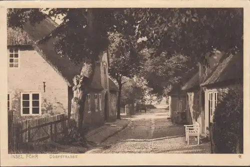 L'île de Föhr, route du village, incurvée