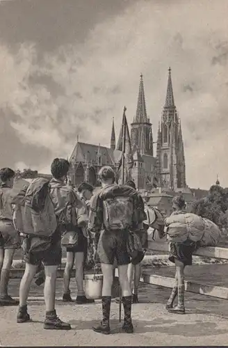 Ratisbonne, scout devant la cathédrale de Raichsburg, incurvée