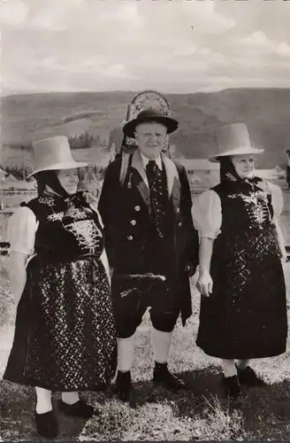 Porte-horloges de la Forêt Noire avec des costumes, couru