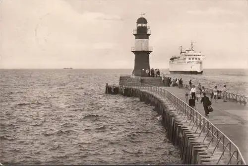 Fährschiff Warnemünde an der Molenspitze, gelaufen 1975